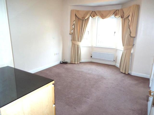 4 bedroom link detached house to rent