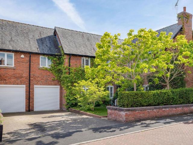 4 bedroom link detached house for sale