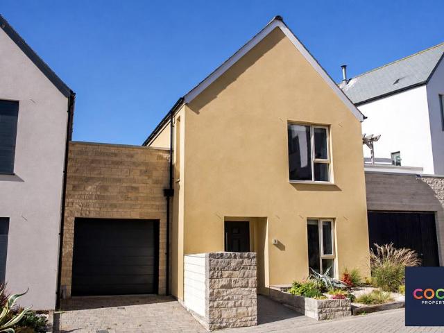 4 bedroom link detached house for sale