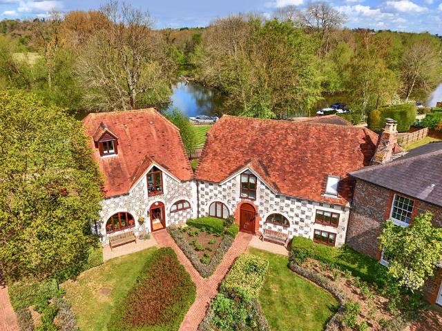 4 bedroom link detached house for sale
