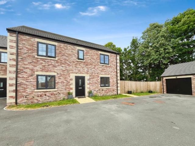 4 bedroom link detached house for sale