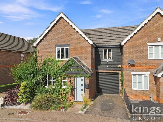 4 bedroom link detached house for sale
