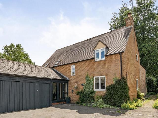 4 bedroom link detached house for sale