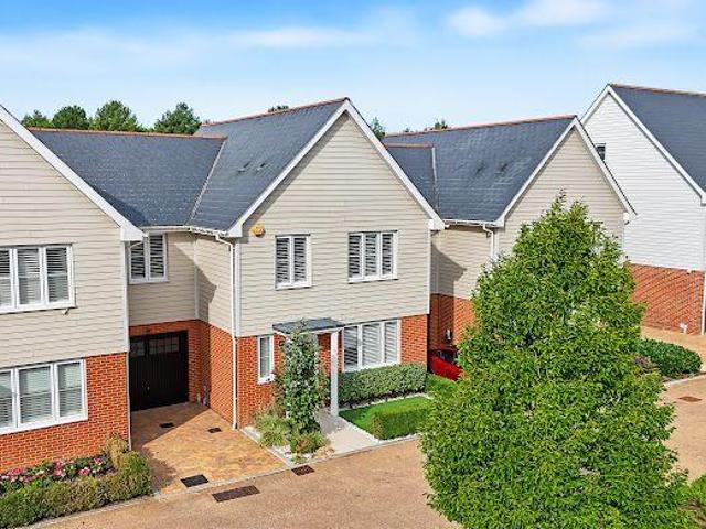4 bedroom link detached house for sale