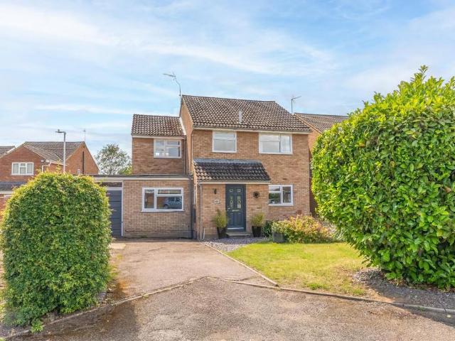 4 bedroom link detached house for sale