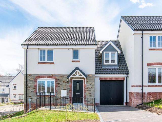 4 bedroom link detached house for sale