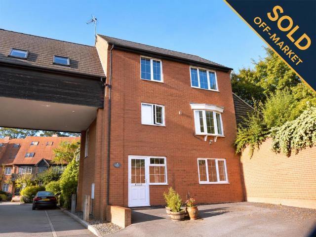 4 bedroom link detached house for sale