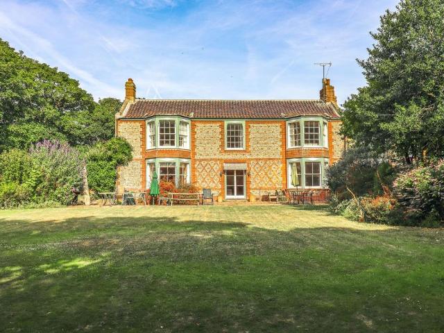 4 bedroom link detached house for sale