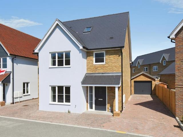 4 bedroom link detached house for sale