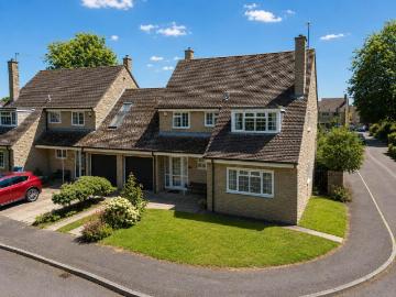 4 bedroom link detached house for sale