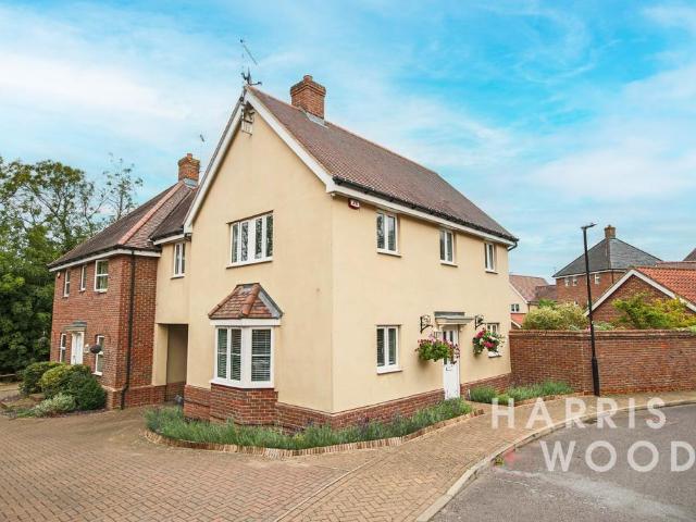 4 bedroom link detached house for sale