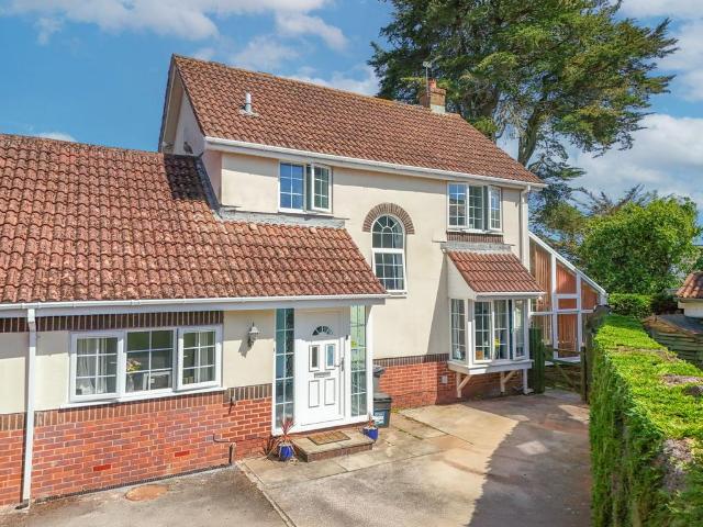 4 bedroom link detached house for sale