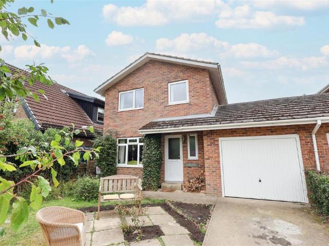 4 bedroom link detached house for sale