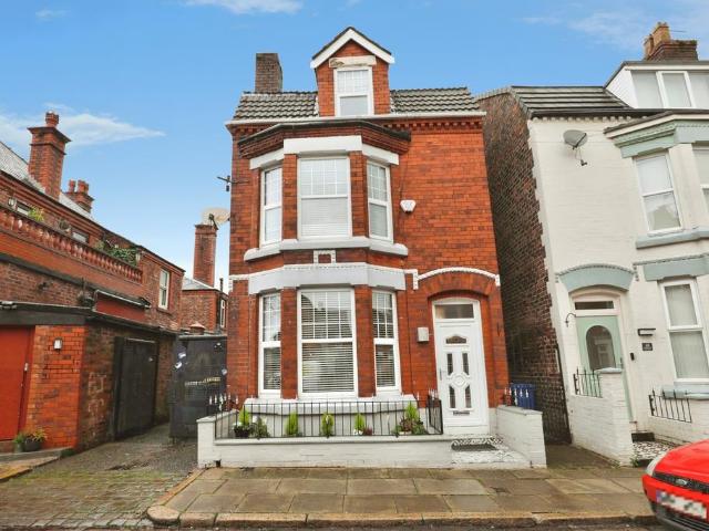 4 bedroom link detached house for sale