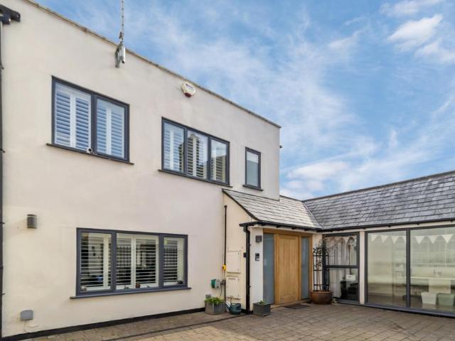 4 bedroom link detached house for sale