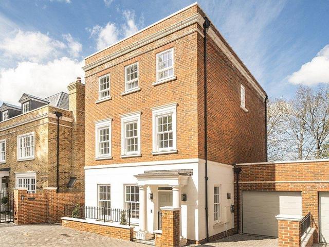 4 bedroom link detached house for sale