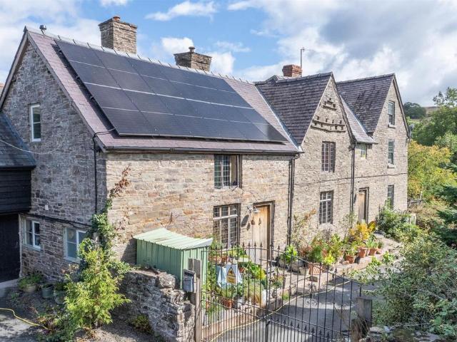 4 bedroom link detached house for sale