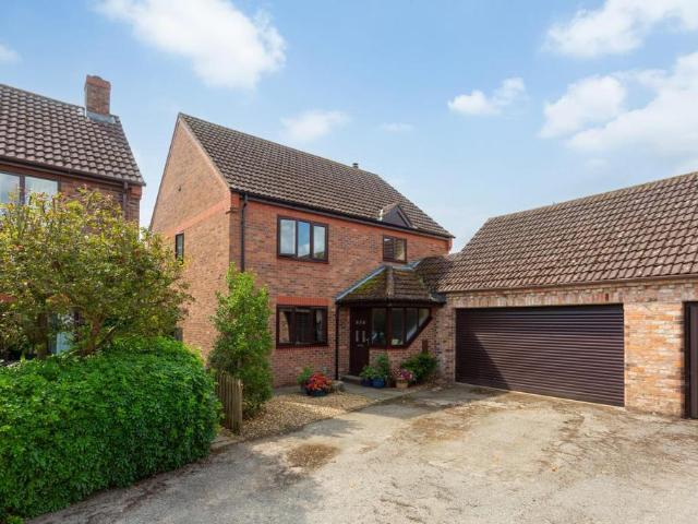 4 bedroom link detached house for sale