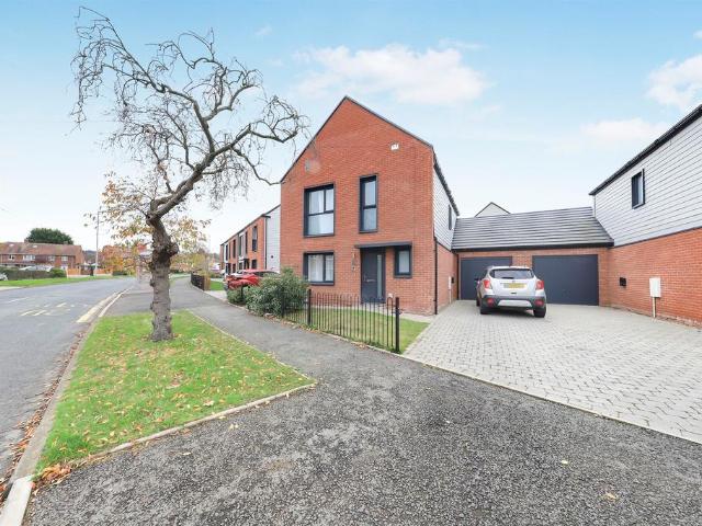 4 bedroom link detached house for sale