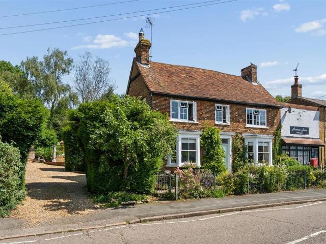 4 bedroom link detached house for sale