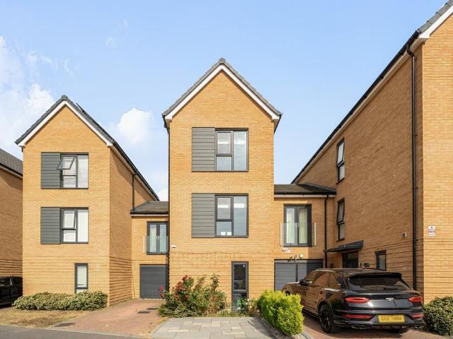 4 bedroom link detached house for sale