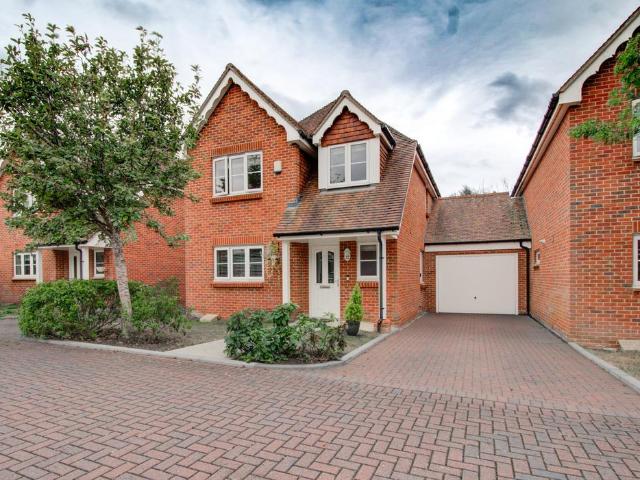 4 bedroom link detached house for sale
