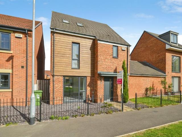 4 bedroom link detached house for sale