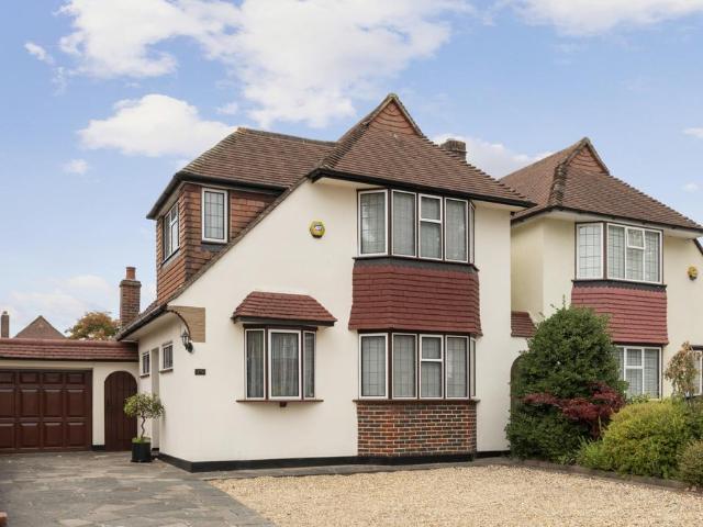 4 bedroom link detached house for sale