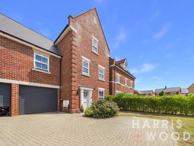 4 bedroom link detached house for sale