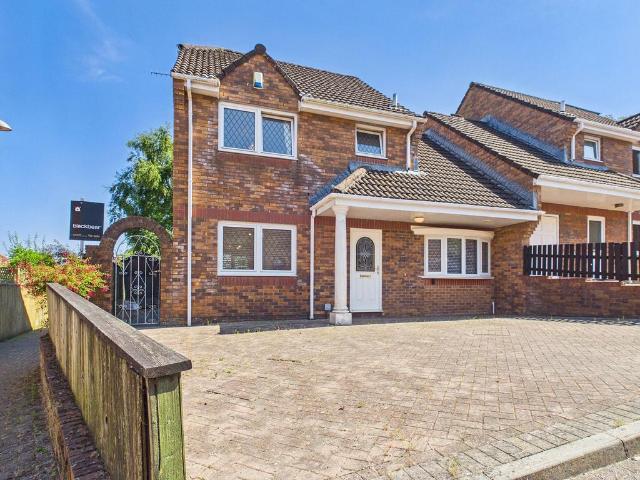 4 bedroom link detached house for sale