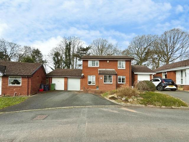 4 bedroom link detached house for sale