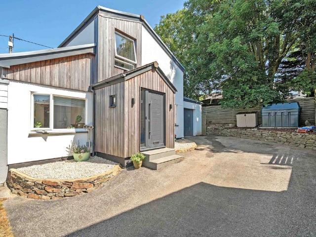 4 bedroom link detached house for sale