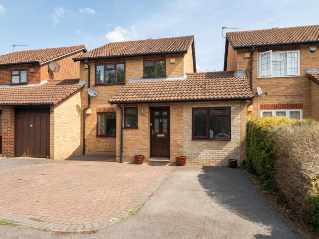 4 bedroom link detached house for sale