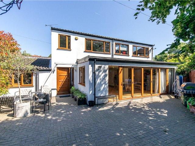 4 bedroom link detached house for sale