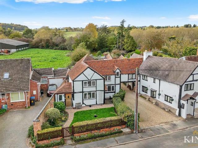4 bedroom link detached house for sale