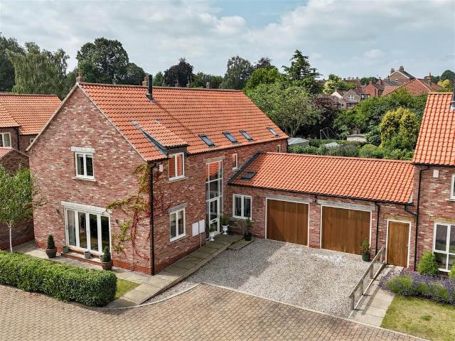 4 bedroom link detached house for sale