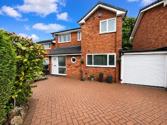 4 bedroom link detached house for sale