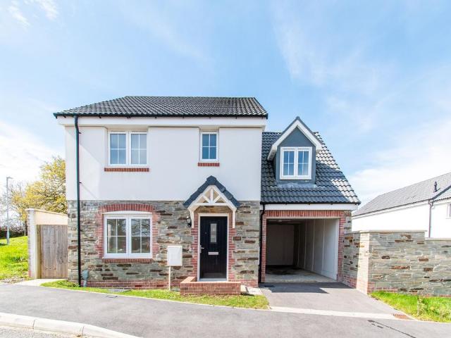 4 bedroom link detached house for sale