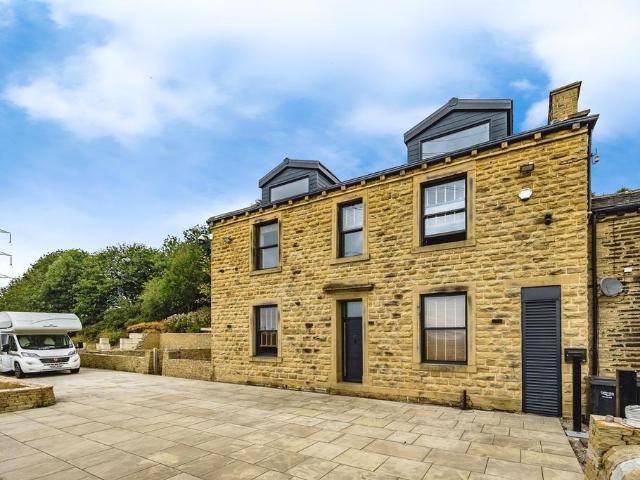 4 bedroom link detached house for sale