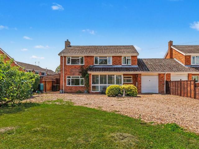 4 bedroom link detached house for sale