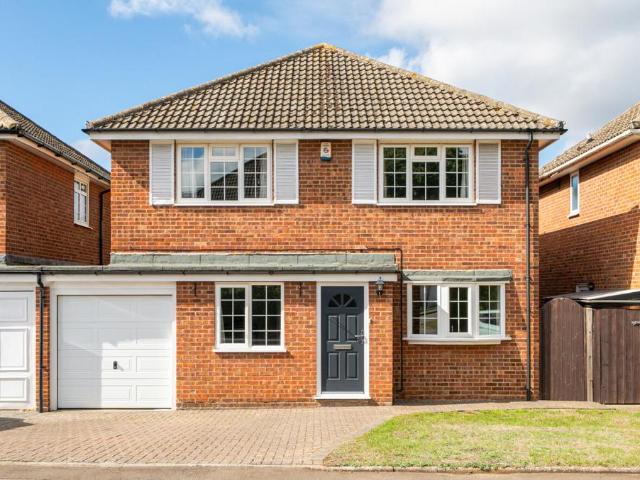 4 bedroom link detached house for sale