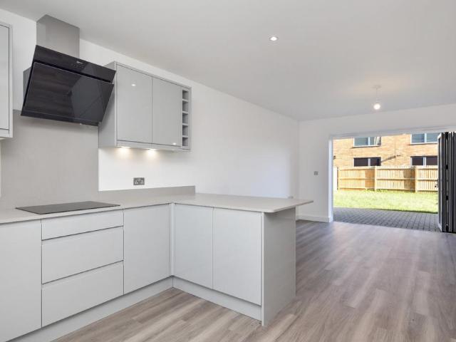 4 bedroom link detached house for sale