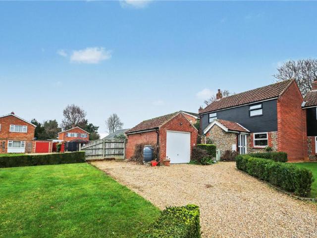 4 bedroom link detached house for sale