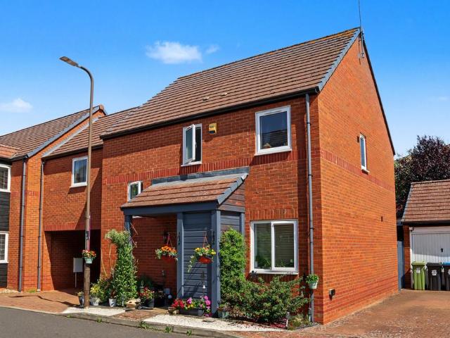 4 bedroom link detached house for sale