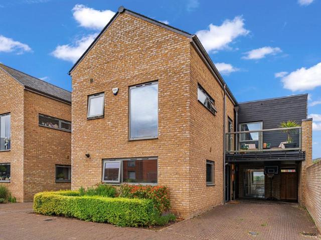 4 bedroom link detached house for sale