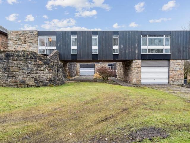 4 bedroom link detached house for sale