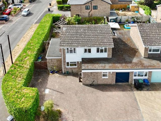 4 bedroom link detached house for sale
