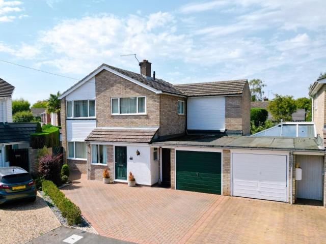 4 bedroom link detached house for sale