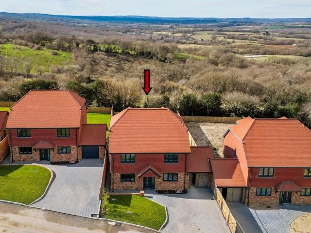 4 bedroom link detached house for sale