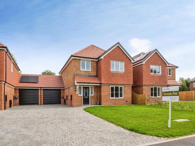 4 bedroom link detached house for sale